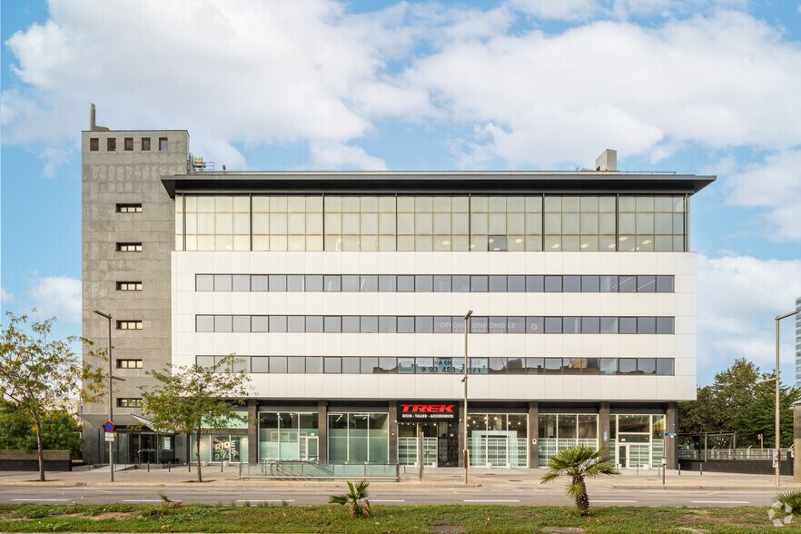 Office in Barcelona, Barcelona for lease - Building Photo - Image 2 of 4