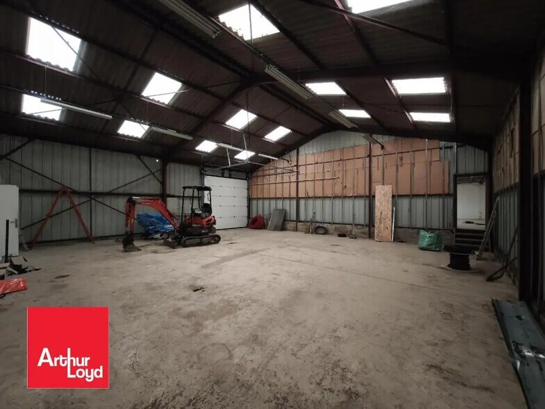 Flex in Ver-lès-Chartres for lease - Interior Photo - Image 3 of 5