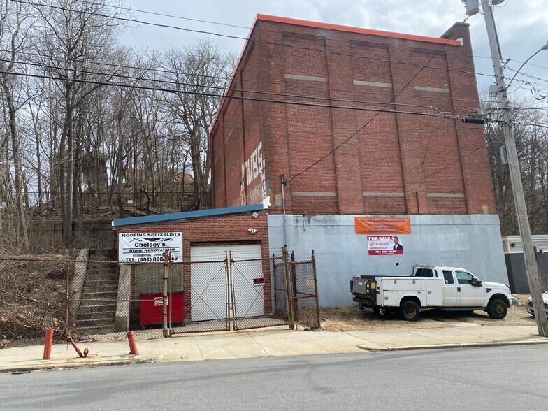 512 Front St, Woonsocket, RI for sale - Primary Photo - Image 1 of 1