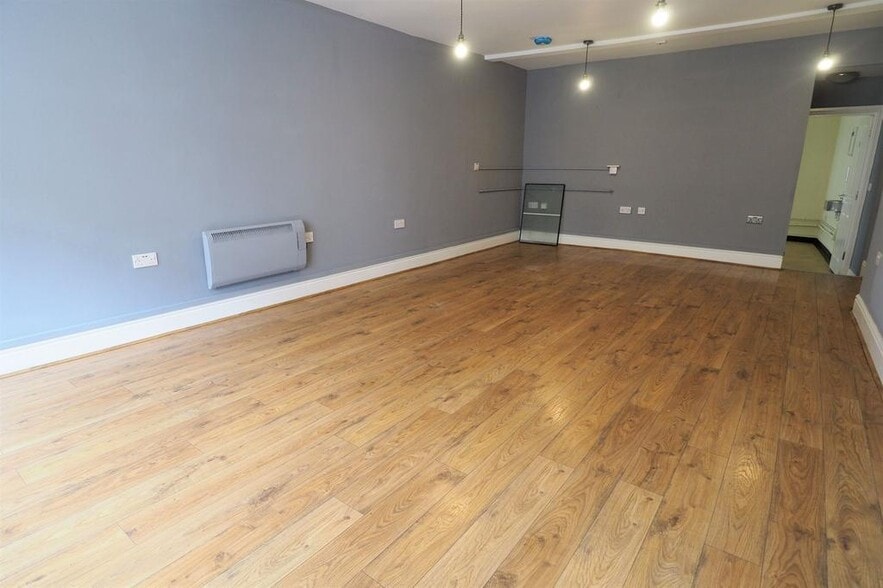 31 Market St, High Peak for lease - Building Photo - Image 2 of 11