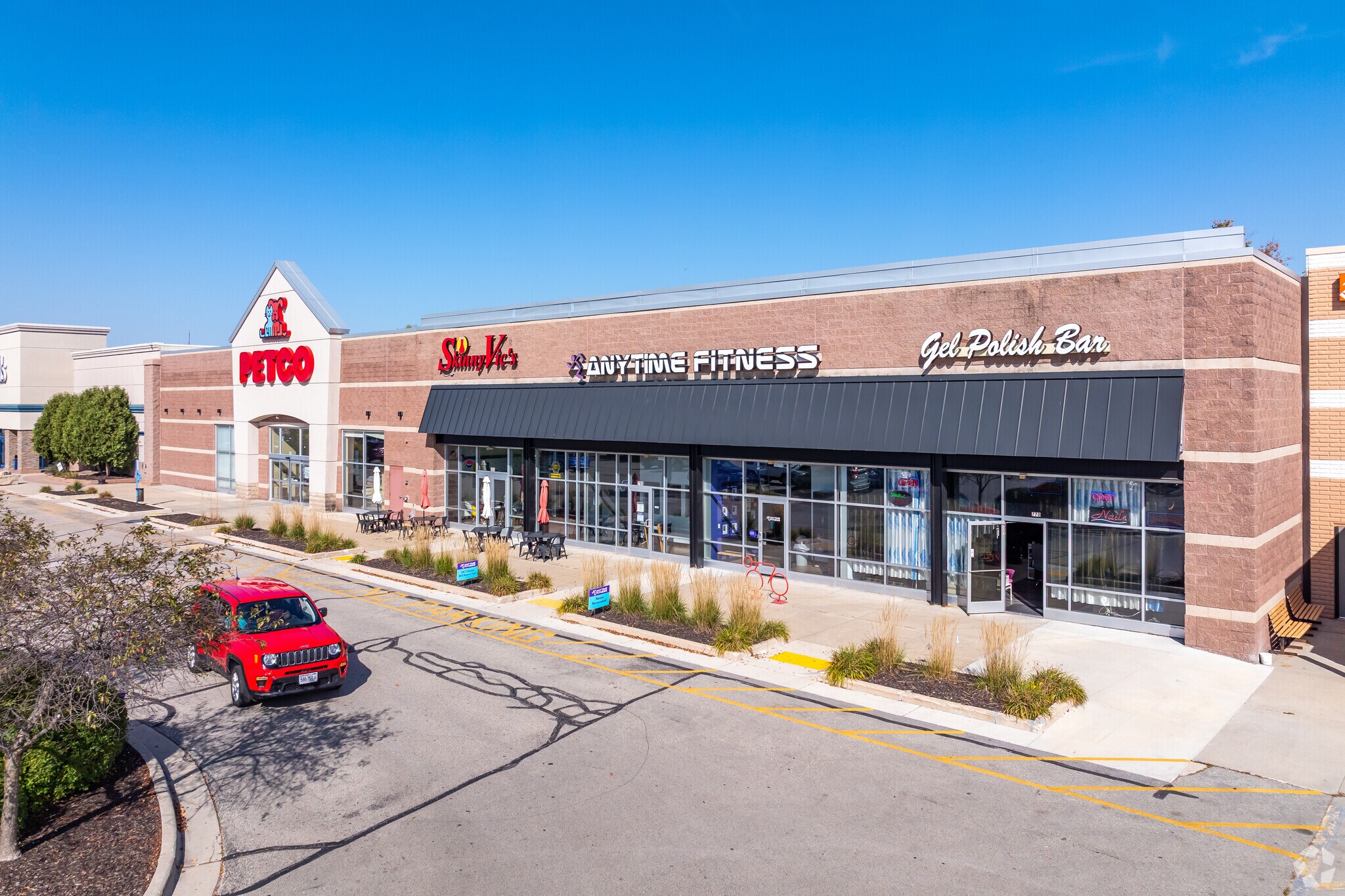 770-806 W Paradise Dr, West Bend, WI for sale Primary Photo- Image 1 of 1