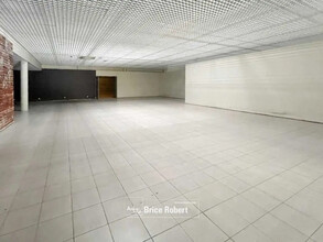 Retail in Saint-Bonnet-de-Mure for lease Interior Photo- Image 2 of 7