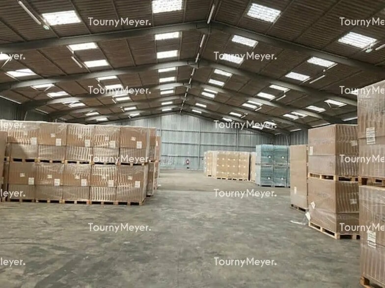 Flex in Saint-Avé for lease - Interior Photo - Image 3 of 3