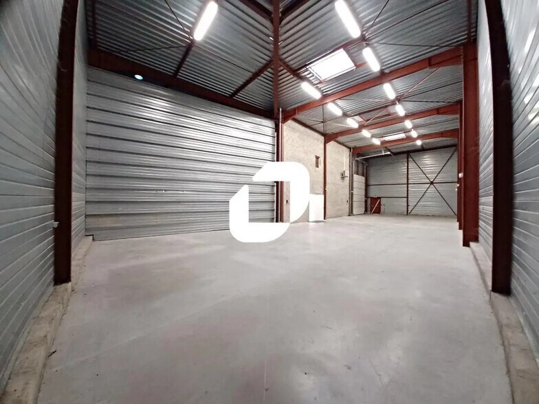 Flex in Chelles for lease - Interior Photo - Image 3 of 9