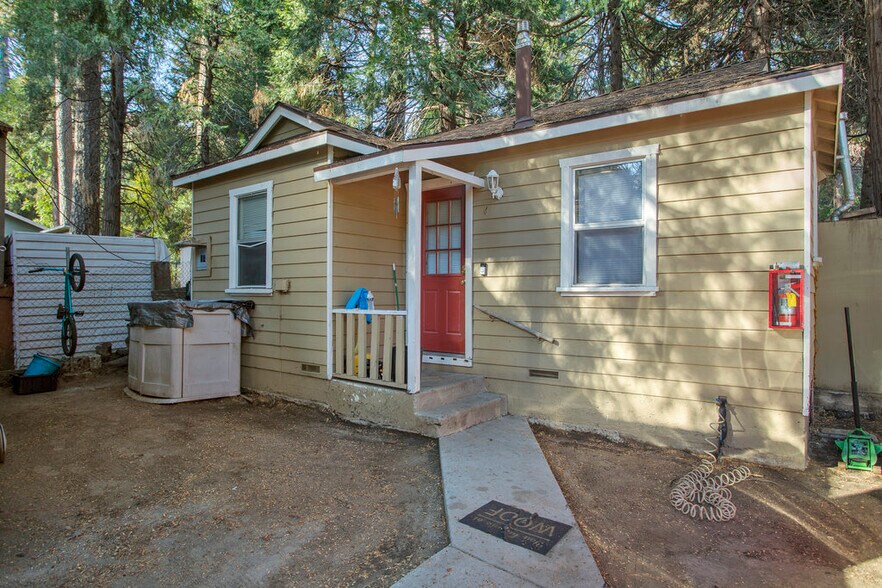 618 Wildrose Ln, Crestline, CA for sale - Primary Photo - Image 1 of 1