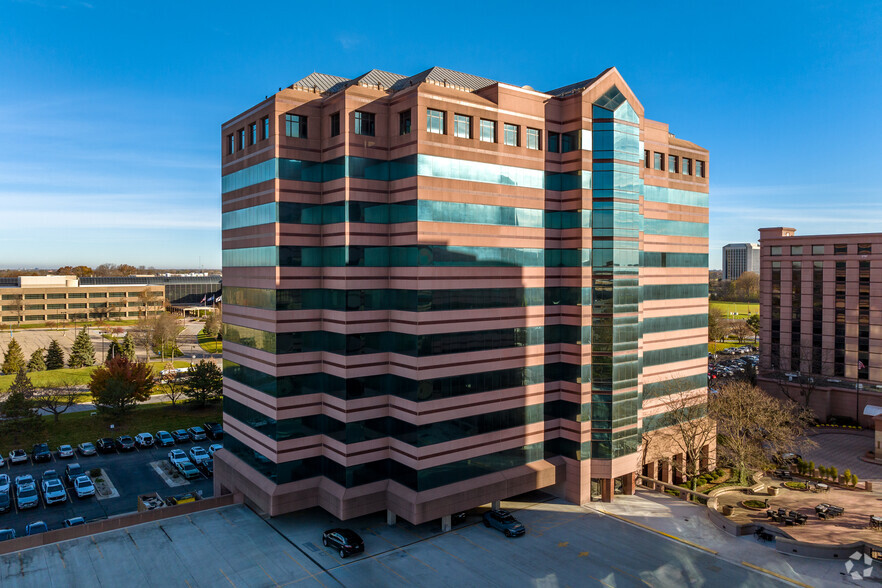 290 Town Center Dr, Dearborn, MI for lease - Building Photo - Image 1 of 12