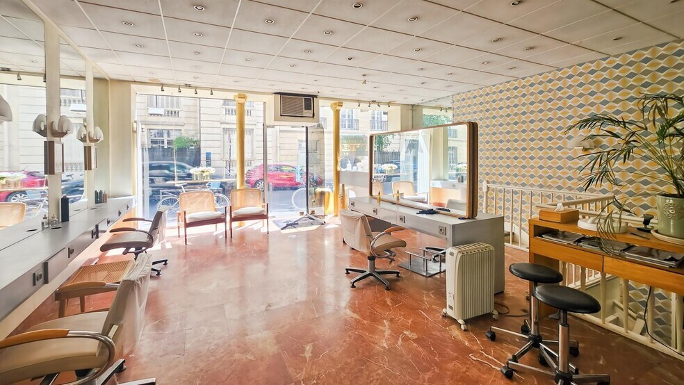 Retail in Paris for lease - Interior Photo - Image 1 of 5