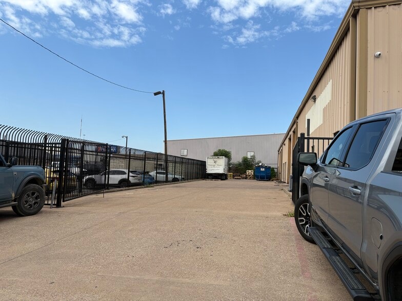 2215 Solona St, Haltom City, TX for sale - Building Photo - Image 3 of 6
