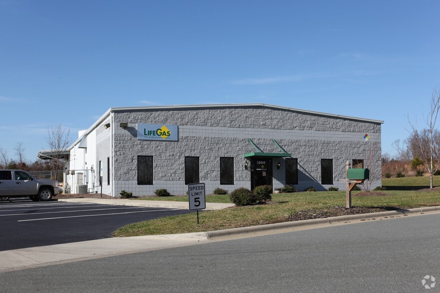 1304 Roosevelt Ct, Whitsett, NC for lease - Building Photo - Image 1 of 2