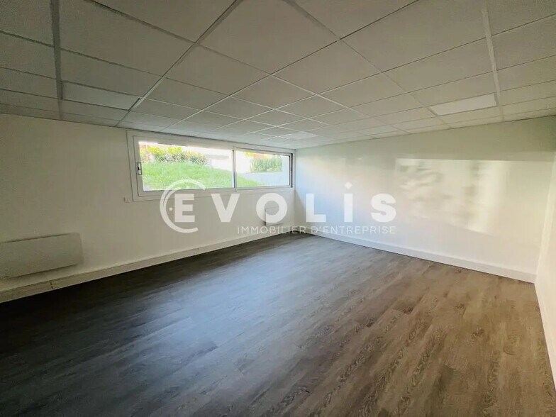 Office in Maisons-Alfort for lease - Interior Photo - Image 3 of 11