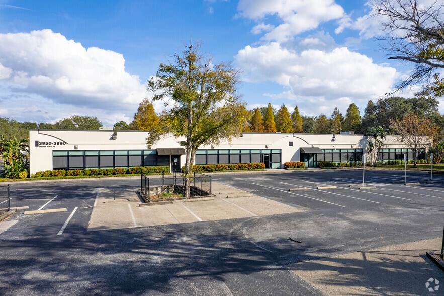 3950-3960 Premier North Dr, Tampa, FL for lease - Building Photo - Image 2 of 7