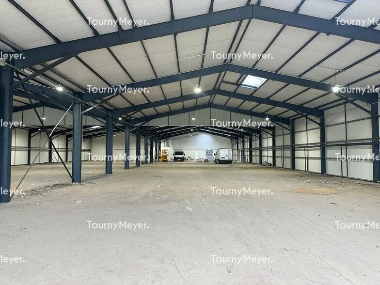 Flex in Couëron for lease - Interior Photo - Image 2 of 27