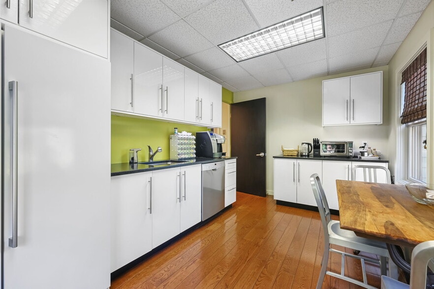 135 Rennell Dr, Southport, CT for sale - Interior Photo - Image 3 of 15