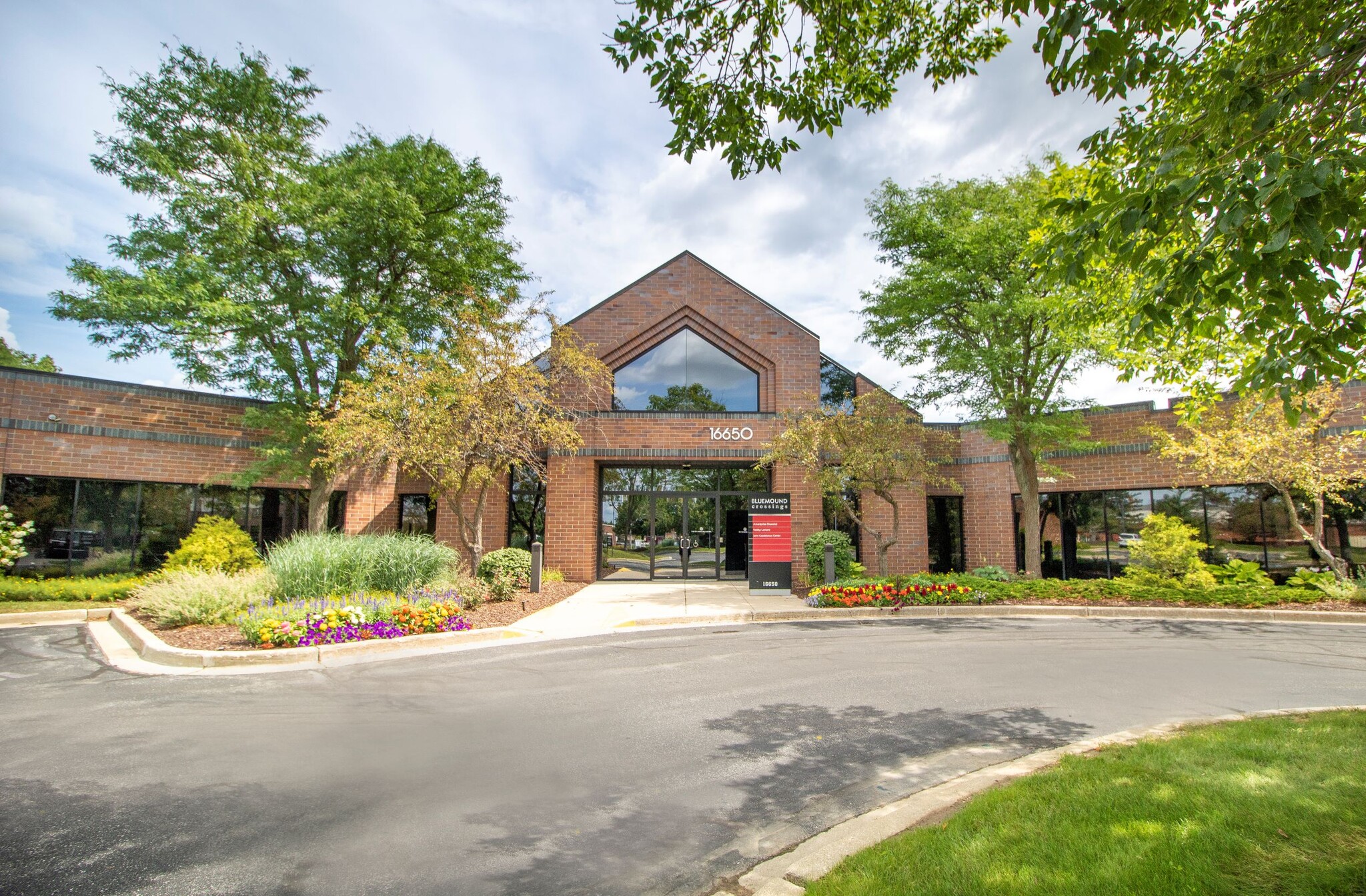 16650 W Bluemound Rd, Brookfield, WI for sale Building Photo- Image 1 of 9