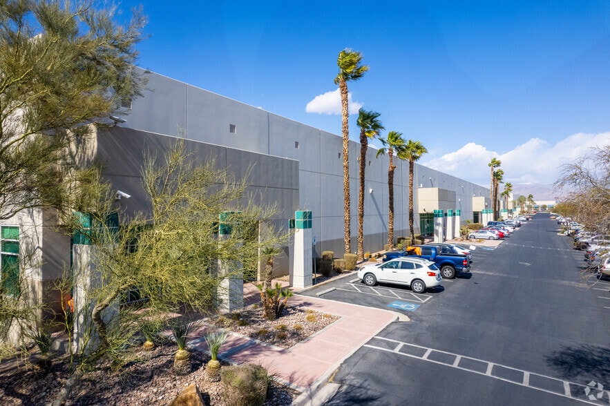 4151 N Pecos Rd, Las Vegas, NV for lease - Primary Photo - Image 1 of 2