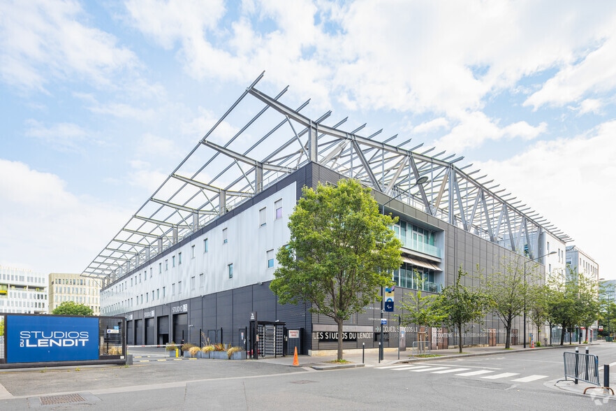 Office in Saint-Denis for lease - Building Photo - Image 2 of 4