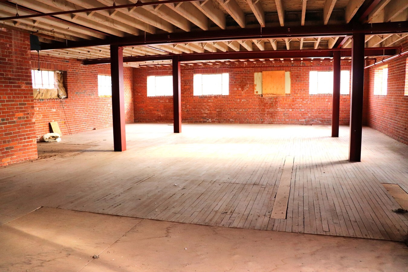 576 Essex St, Lawrence, MA 01840