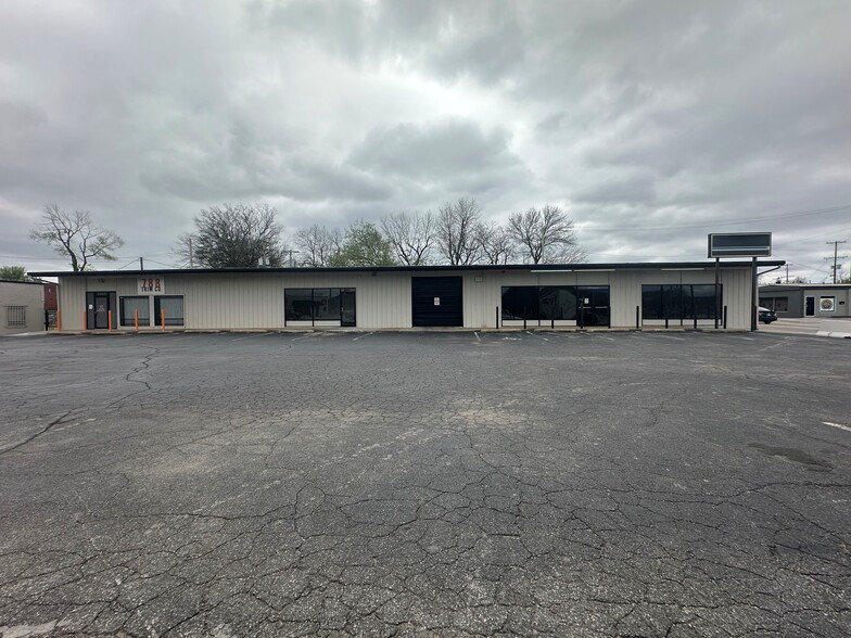 2422-2424 W 41st St, Tulsa, OK for lease - Building Photo - Image 1 of 24