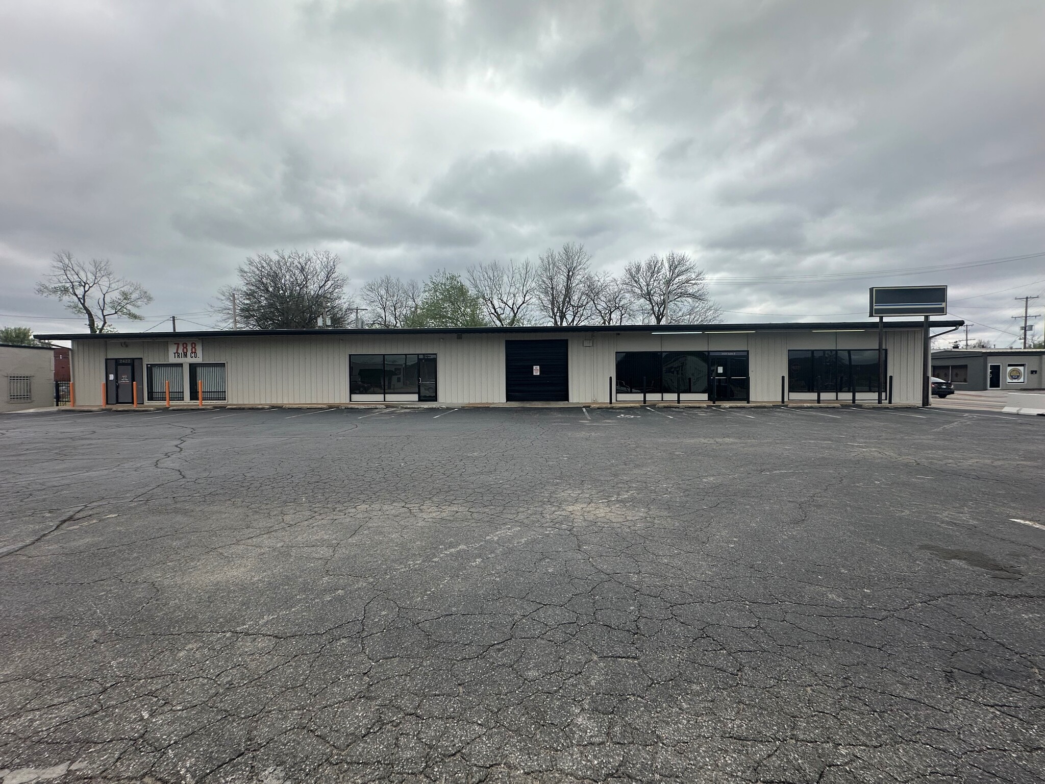 2422-2424 W 41st St, Tulsa, OK for lease Building Photo- Image 1 of 25