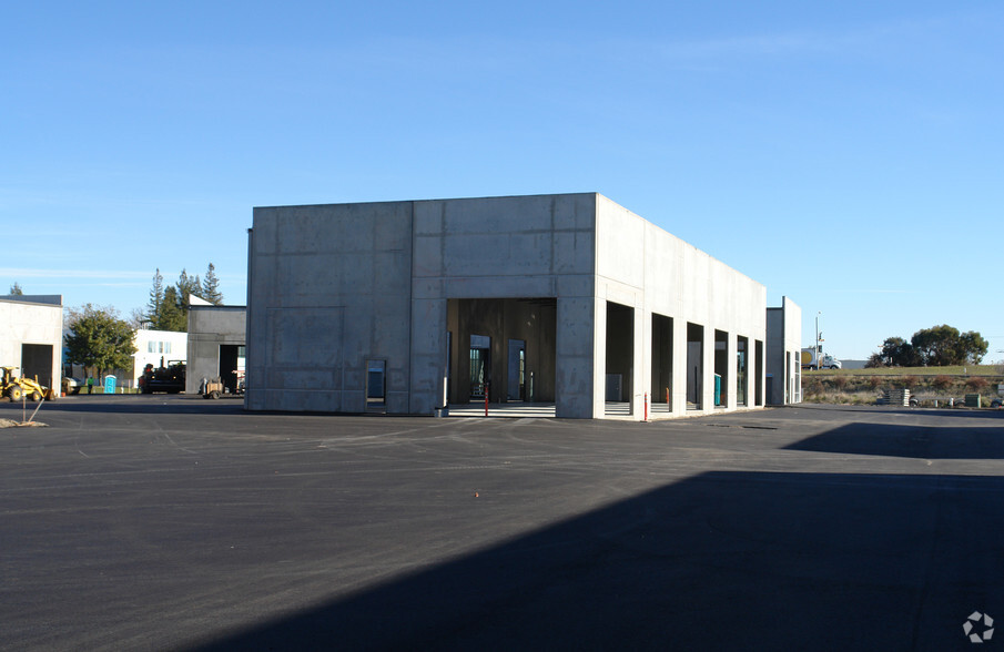 4015 N Freeway Blvd, Sacramento, CA for lease - Building Photo - Image 2 of 4