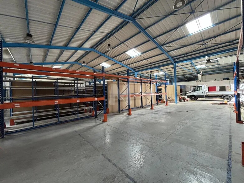 Office in Morangis for lease - Building Photo - Image 1 of 11