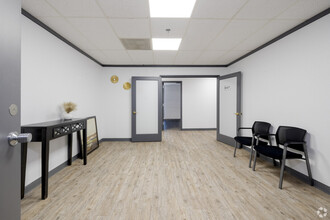 5060 N 19th Ave, Phoenix, AZ for lease Interior Photo- Image 1 of 5