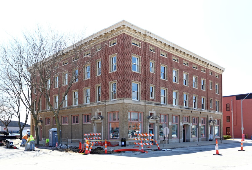 323 E Walnut St, Des Moines, IA for lease - Primary Photo - Image 1 of 11