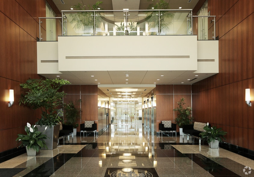 215 Schilling Cir, Hunt Valley, MD for lease - Lobby - Image 3 of 15