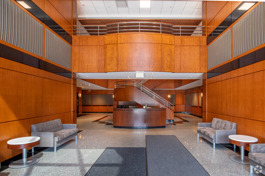 175 Broadhollow Rd, Melville, NY for lease - Lobby - Image 3 of 23