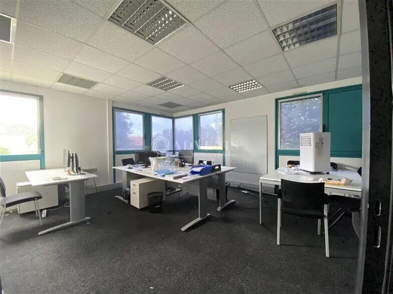 Office in Arcueil for lease - Interior Photo - Image 2 of 7