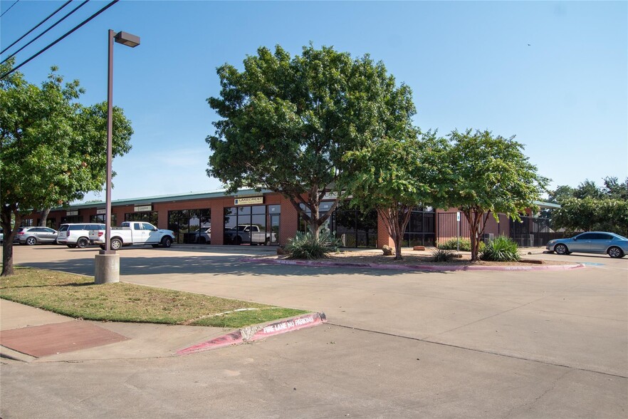 1321 Waters Edge Dr, Granbury, TX for lease - Building Photo - Image 2 of 23