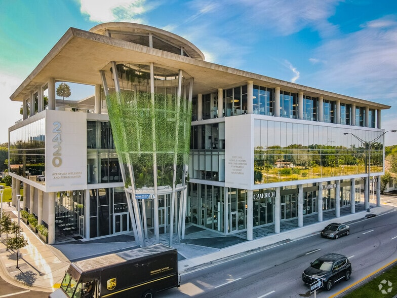 2420 NE Miami Gardens Dr, Miami, FL for lease - Primary Photo - Image 1 of 16