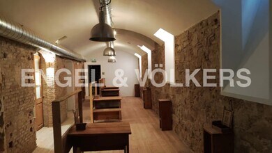 Retail in Barcelona, Barcelona for lease Interior Photo- Image 1 of 5