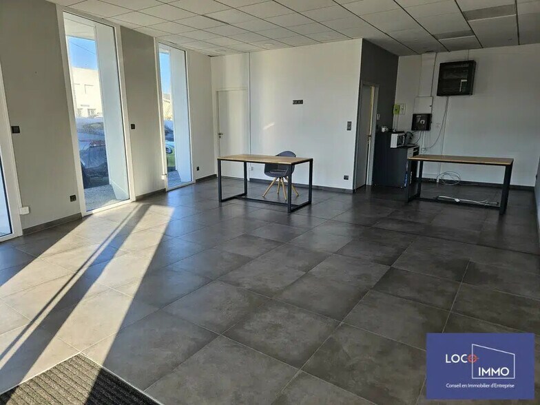 Office in Eysines for lease - Interior Photo - Image 3 of 5