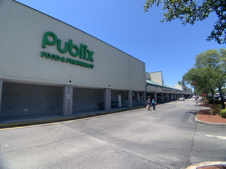 7004 W Waters Ave, Tampa, FL for lease - Primary Photo - Image 1 of 4