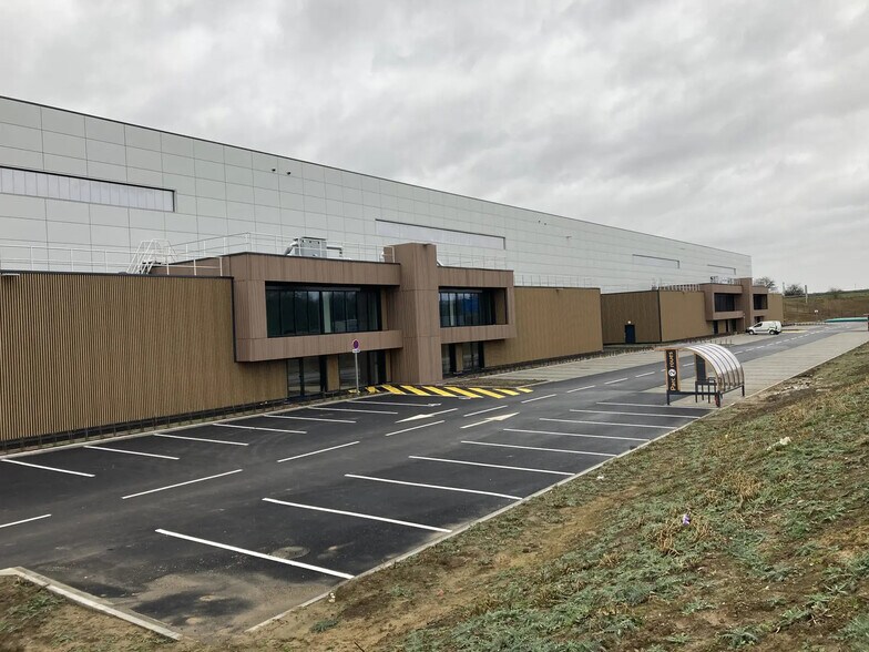 Industrial in Hordain for lease - Building Photo - Image 2 of 4