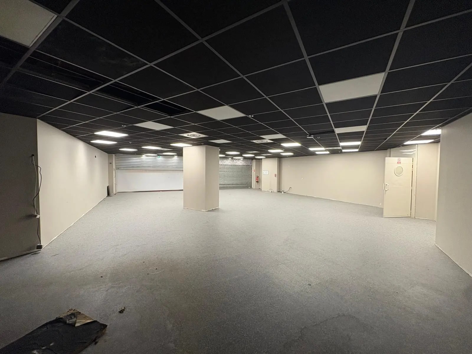 Retail in Paris for lease Interior Photo- Image 1 of 7