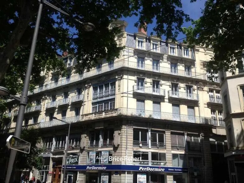 Office in Lyon for lease - Building Photo - Image 2 of 2