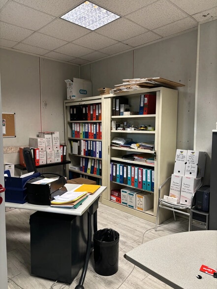 Office in Saint-Denis for lease - Interior Photo - Image 2 of 4