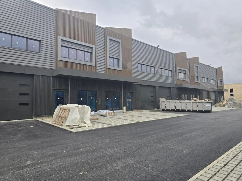 Flex in Courtry for sale - Building Photo - Image 1 of 9