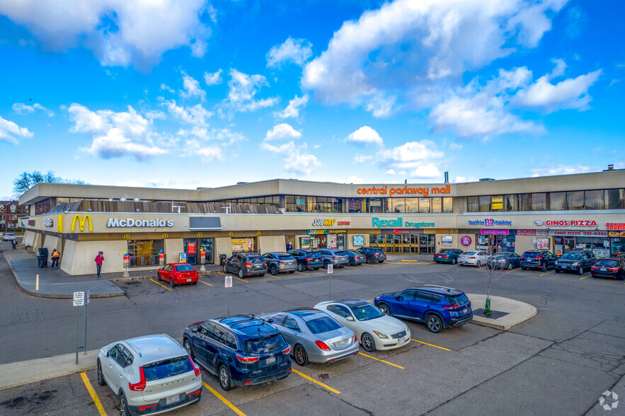 377 Burnhamthorpe Rd E, Mississauga, ON for lease - Building Photo - Image 2 of 6