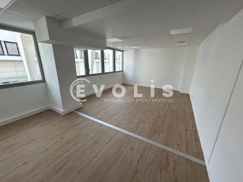Flex in Évry-Courcouronnes for lease - Interior Photo - Image 3 of 10