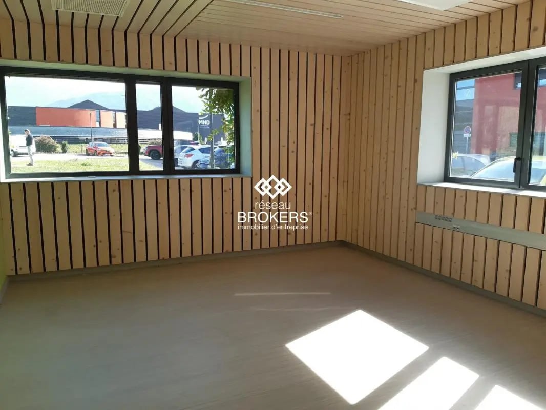 Office in Porte-de-Savoie for lease Interior Photo- Image 1 of 6