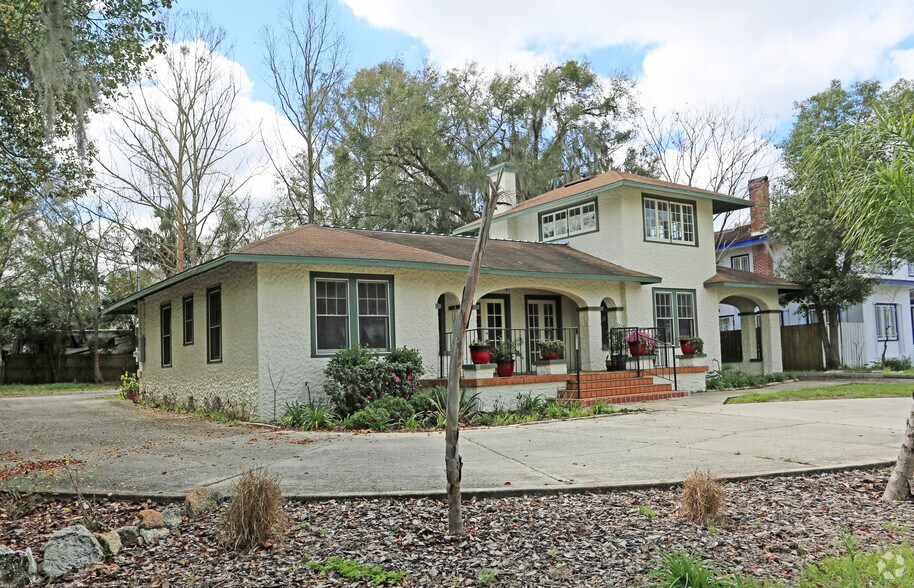 512 W New York Ave, Deland, FL 32720