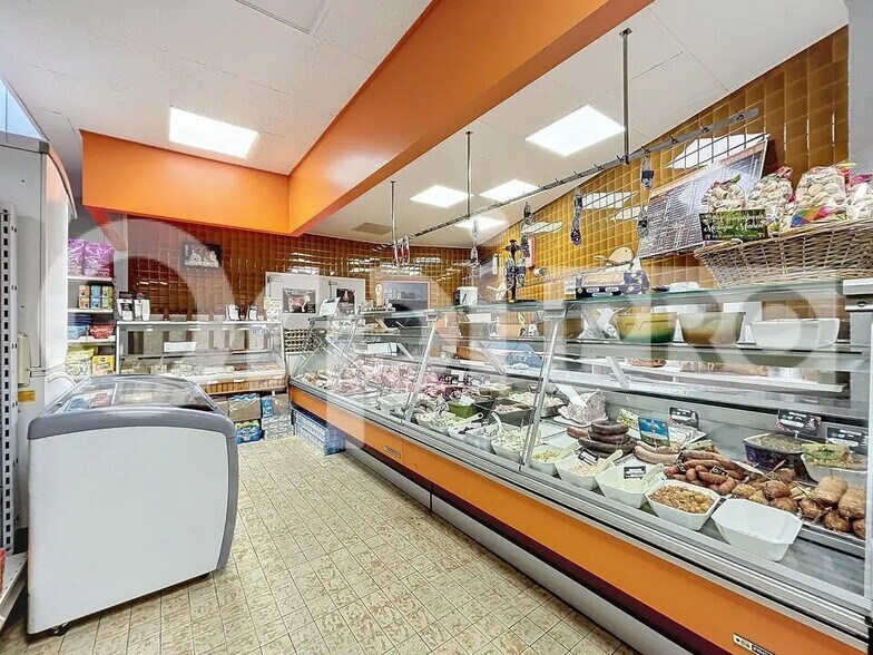 Retail in Clermont for sale - Interior Photo - Image 1 of 7