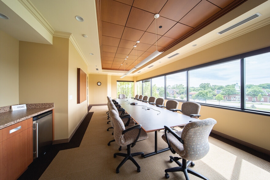 34100 Woodward Ave, Birmingham, MI for lease - Interior Photo - Image 3 of 14