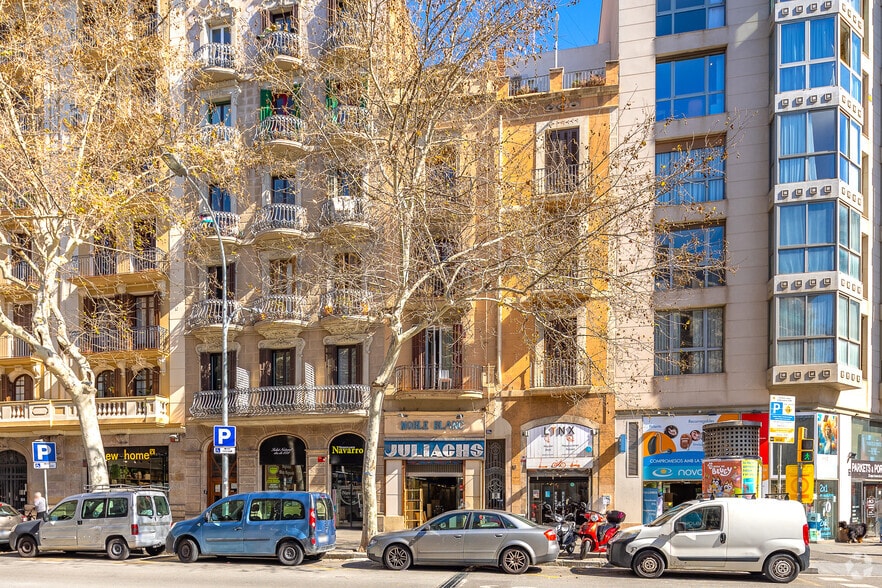 Retail in Barcelona, Barcelona for sale - Primary Photo - Image 1 of 2