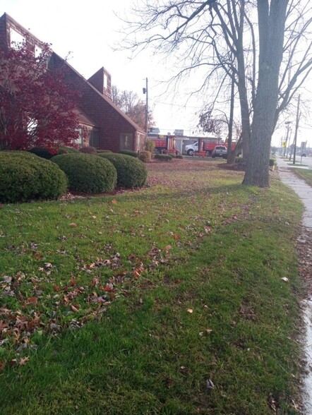 824 E Broad St, Elyria, OH for lease - Building Photo - Image 1 of 13