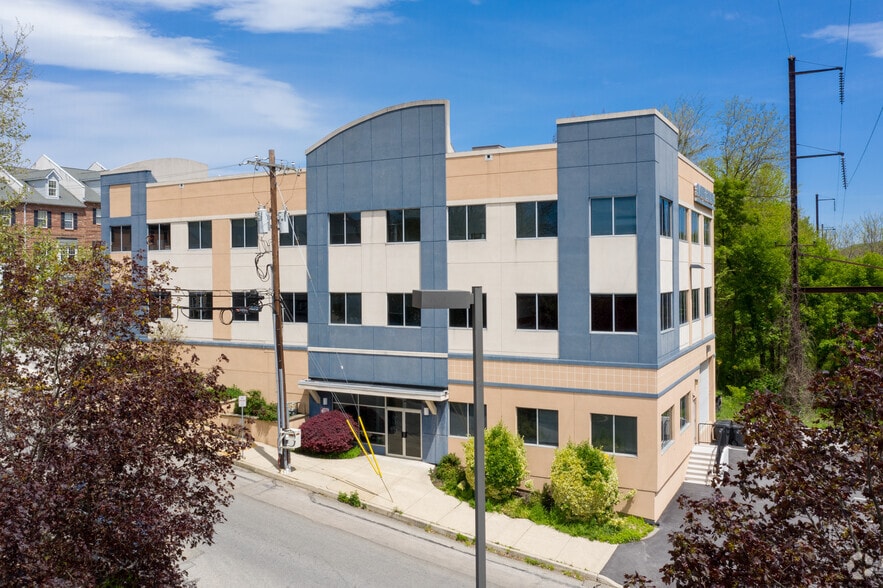 401 E Elm St, Conshohocken, PA for lease - Building Photo - Image 2 of 5