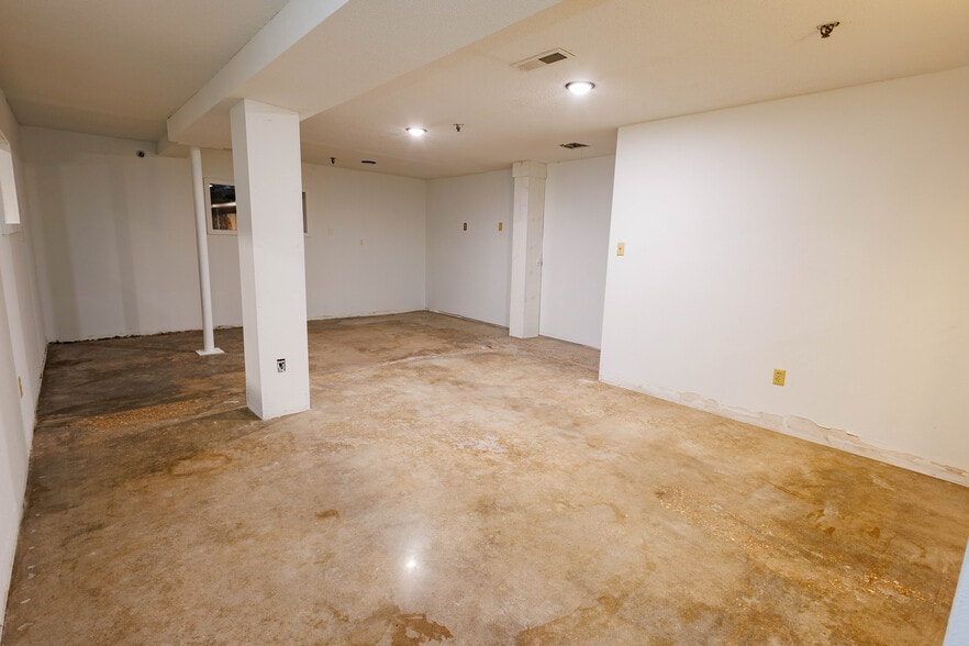 21 W Mountain St, Fayetteville, AR for lease - Building Photo - Image 3 of 12